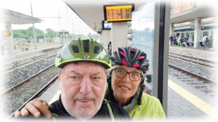 In attesa del treno per Sondrio un filo umidi In attesa del treno per Sondrio un filo umidi